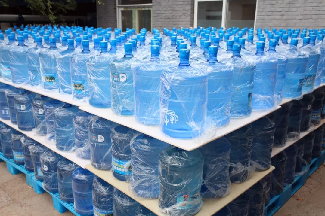 門頭溝礦泉水廠免費(fèi)送桶裝水！40斤一桶，輕松拎走！